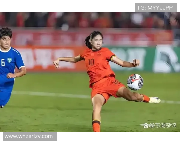 中国女孩与足球明星亲密合影展现青春活力与梦想追逐